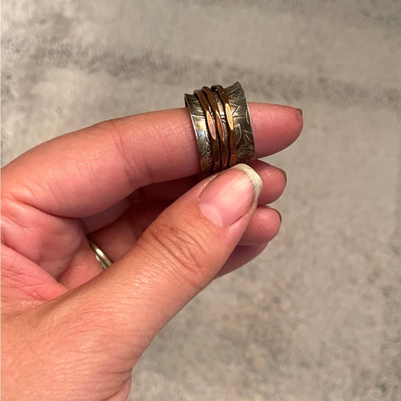 Size 7 spinner ring - Picture 2 of 2